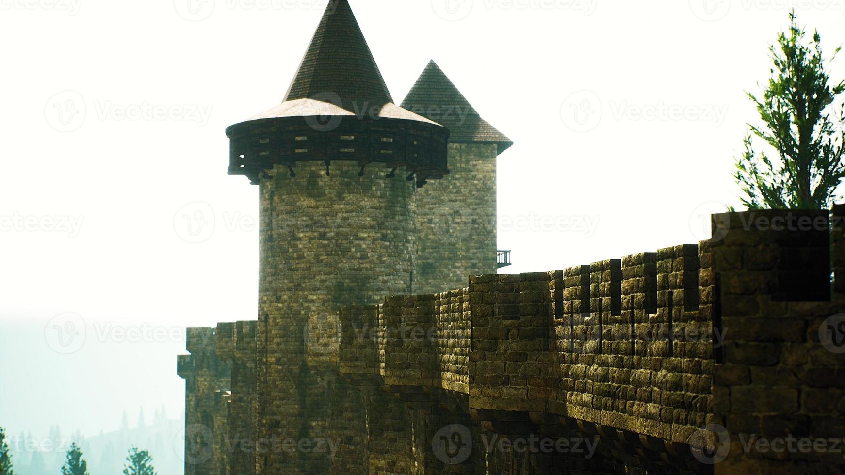antiche mura del castello al tramonto foto