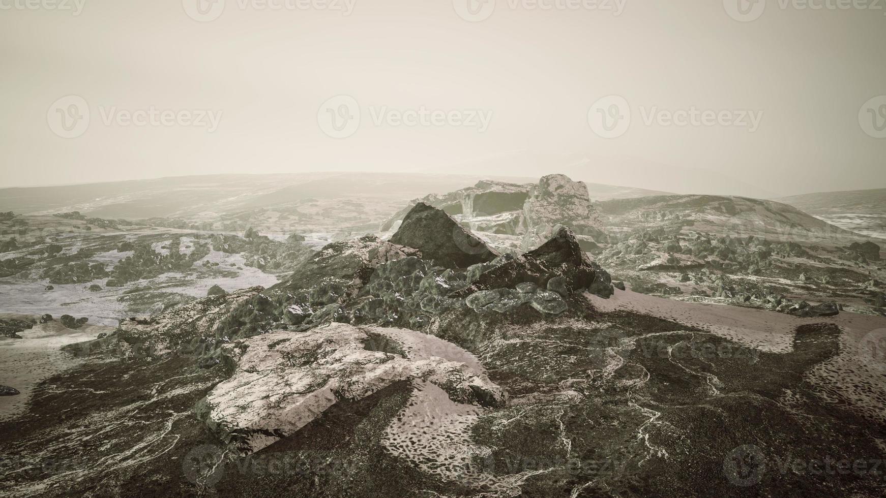 neve ghiacciata e rocce nel paesaggio settentrionale foto