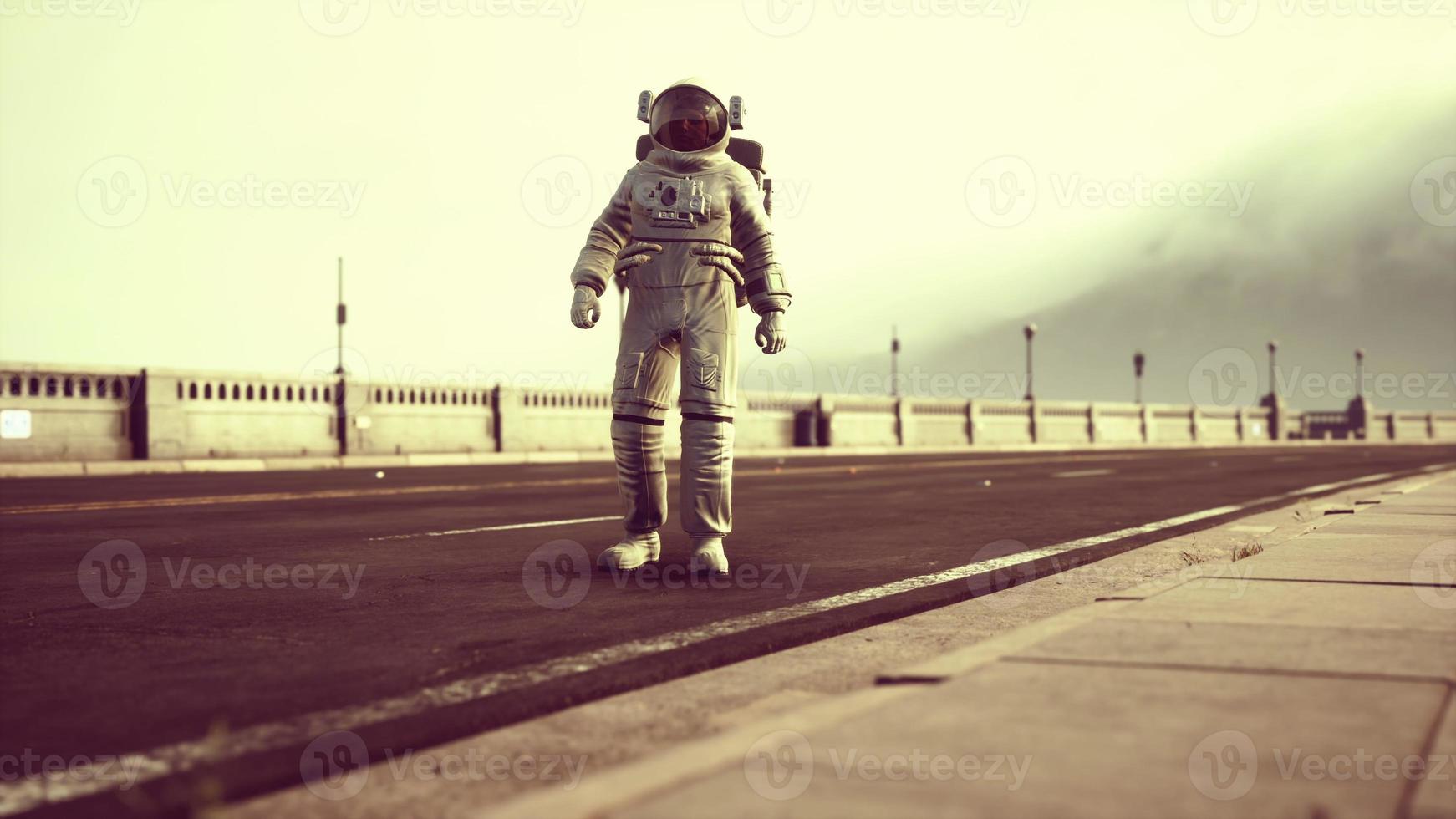 astronauta in tuta spaziale sul ponte stradale foto