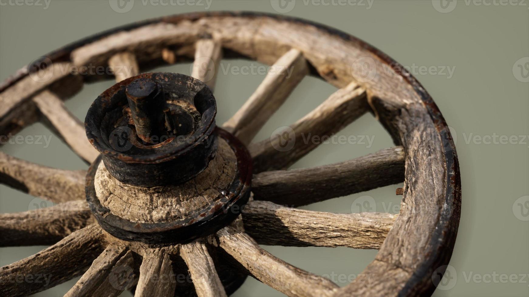 ruota in legno vintage rustica fatta a mano utilizzata nei carri medievali foto