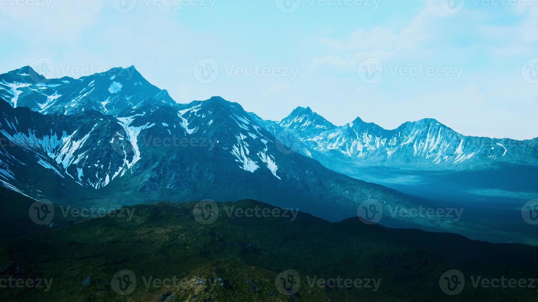 paesaggio di montagna in una luminosa giornata di sole estivo foto