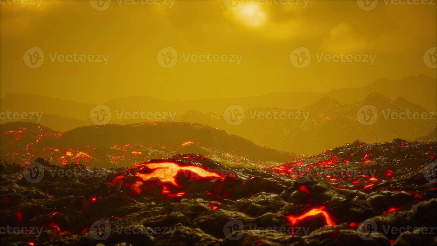 campo di lava nera con flusso di lava arancione rosso caldo al tramonto foto