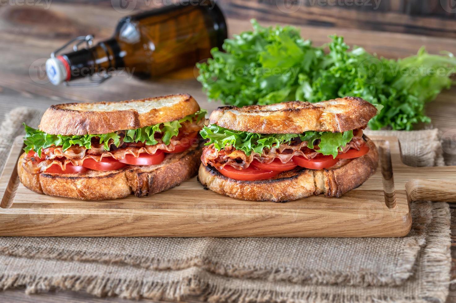 panini blt sulla tavola di legno foto