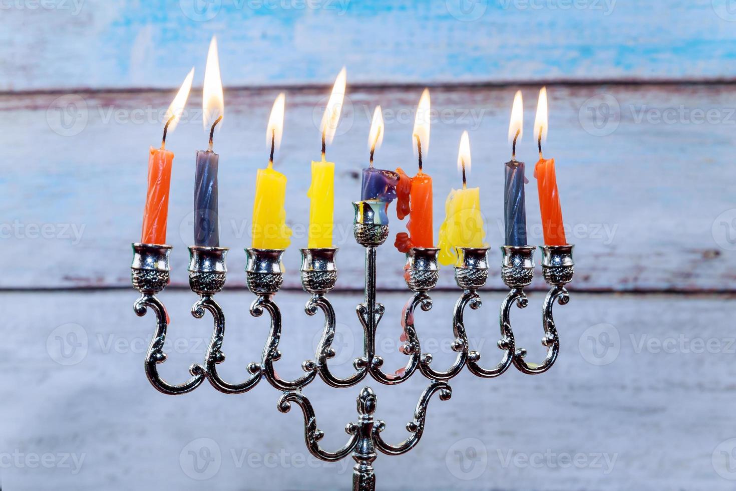 hanukkah menorah con candele e dreidel d'argento. foto
