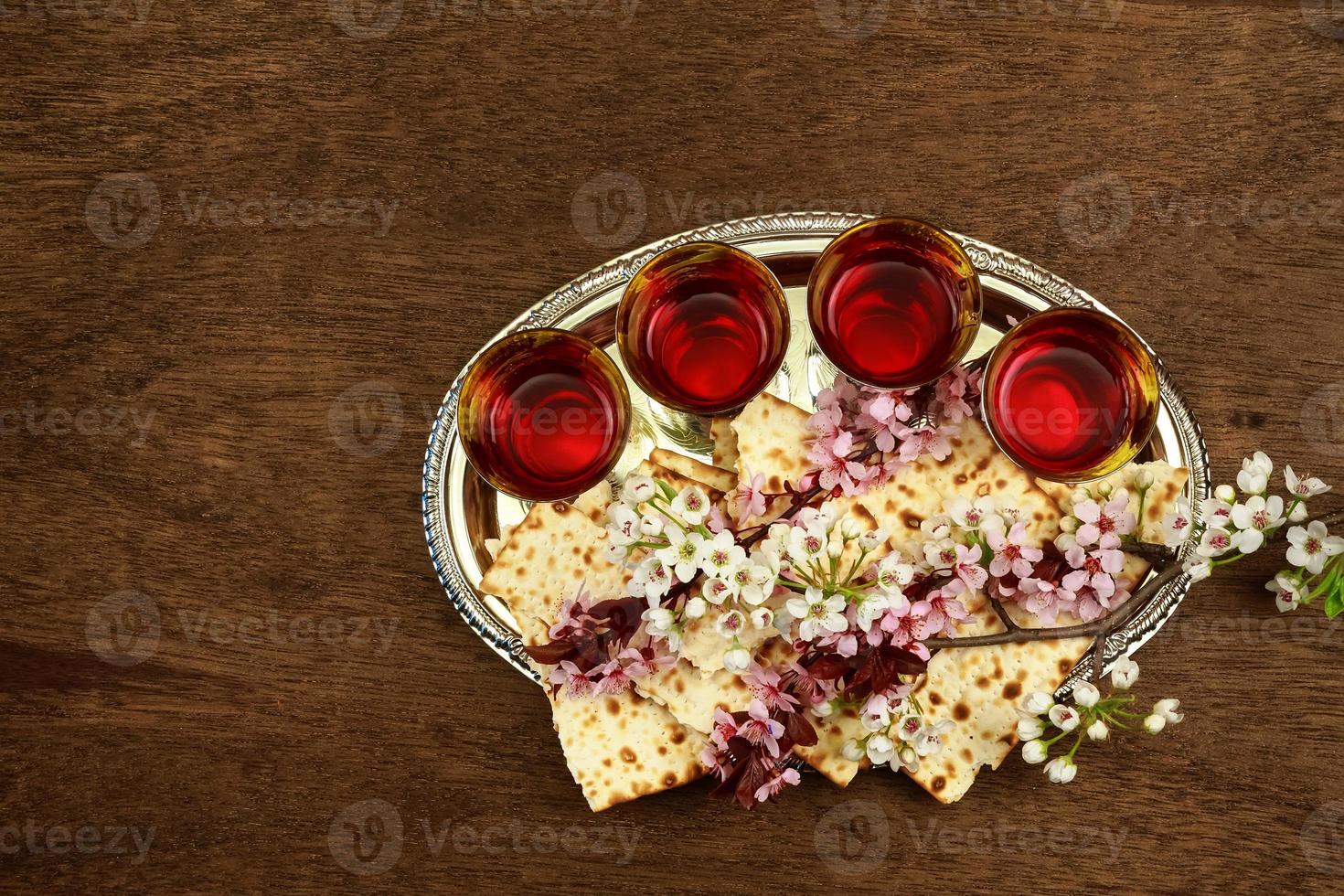 natura morta di pesach con vino e pane pasquale ebraico matzoh foto