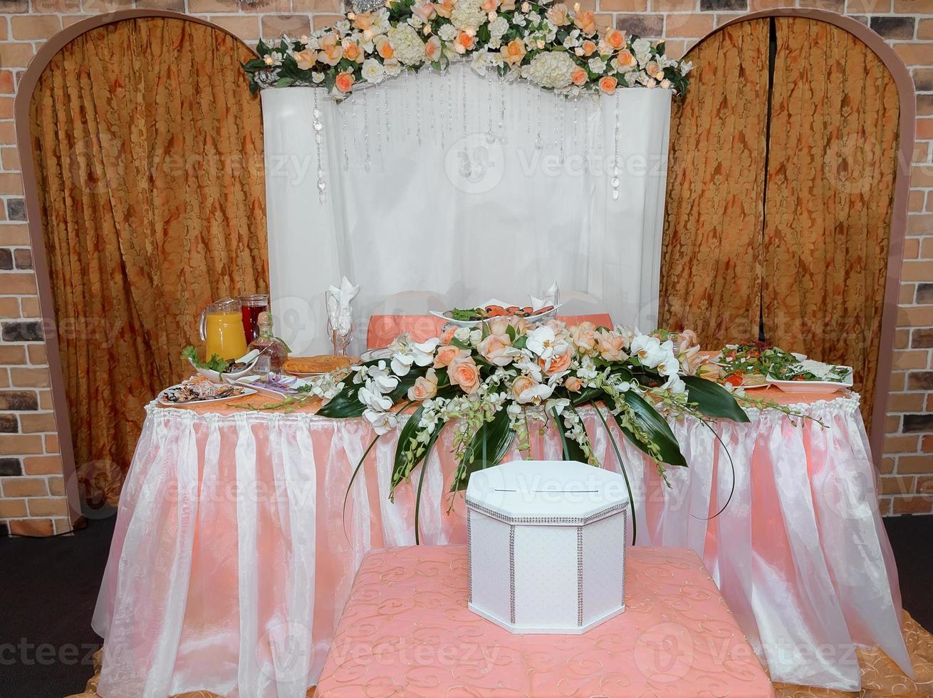 tavola di nozze con decorazioni rustiche foto