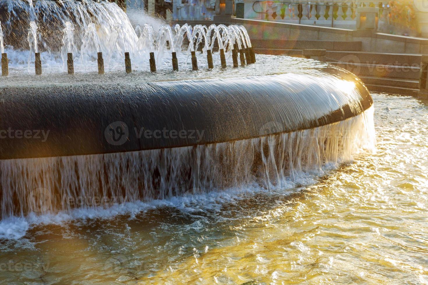 fontana d'acqua sulla piazza della città foto
