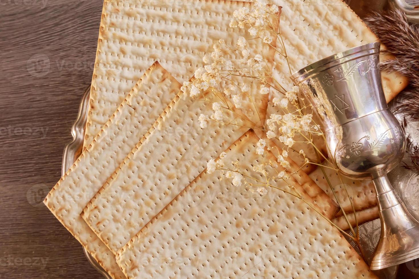 natura morta di pesach con vino e pane pasquale ebraico matzoh foto