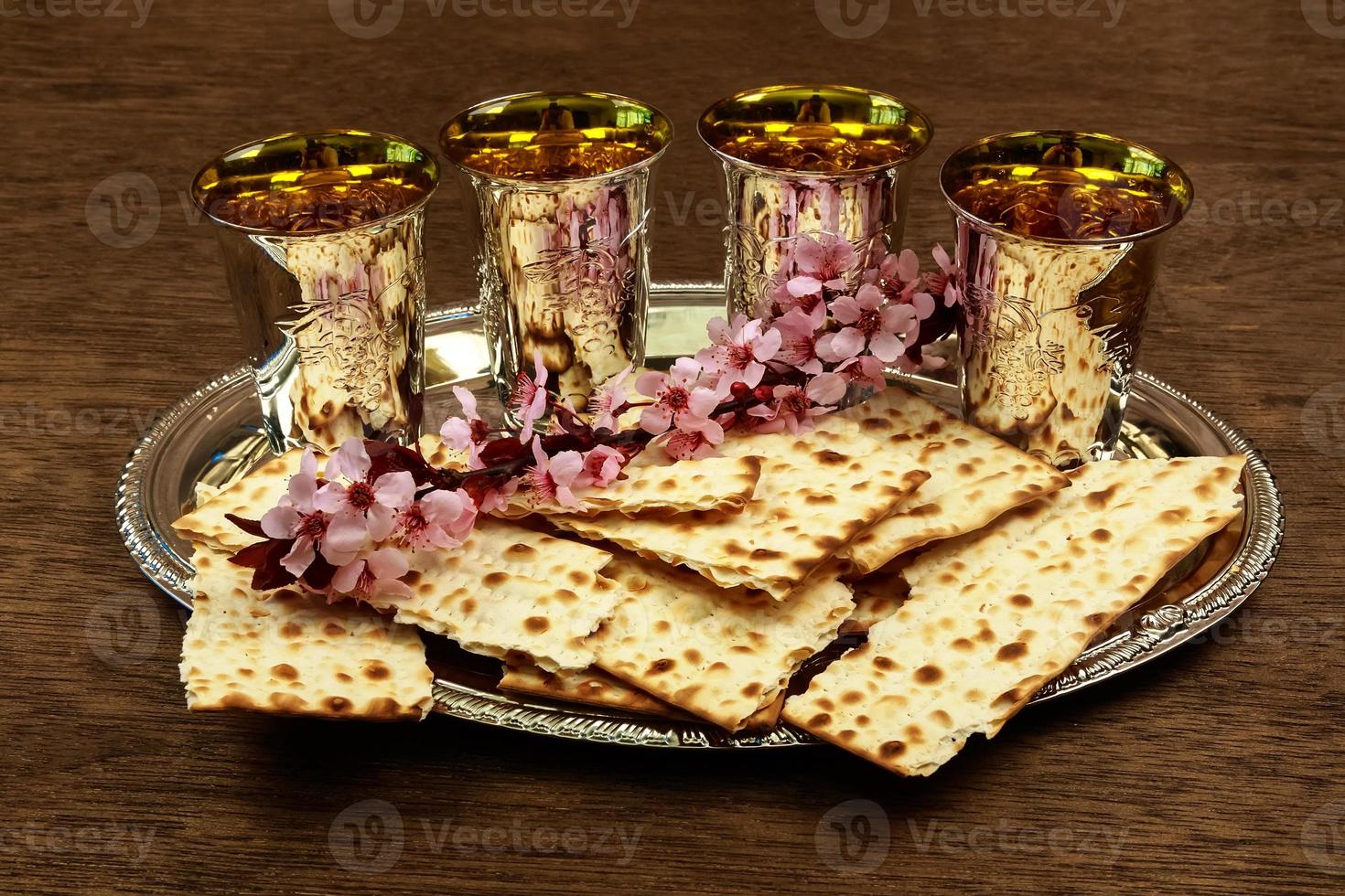 natura morta di pesach con vino e pane pasquale ebraico matzoh foto