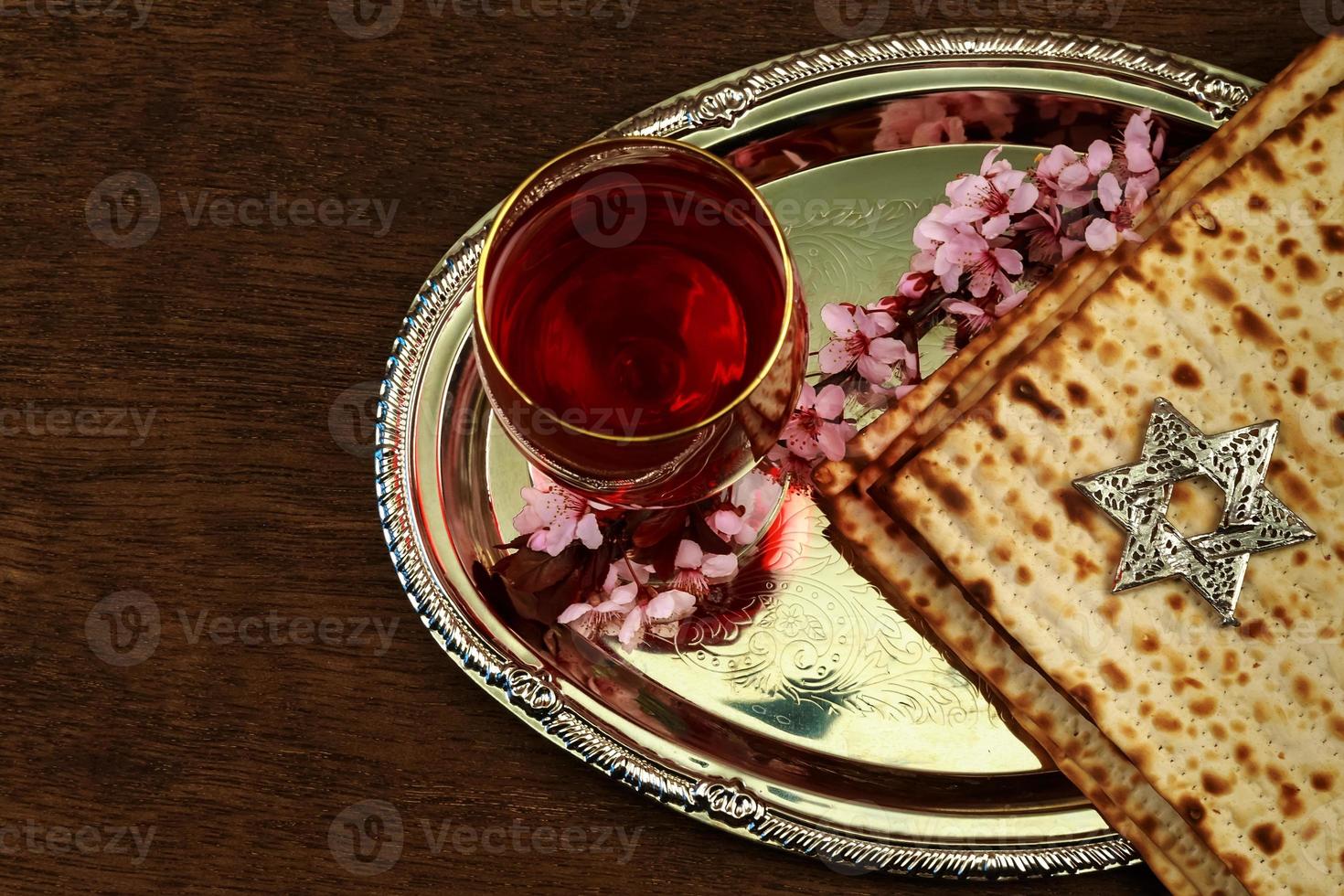 natura morta di pesach con vino e pane pasquale ebraico matzoh foto