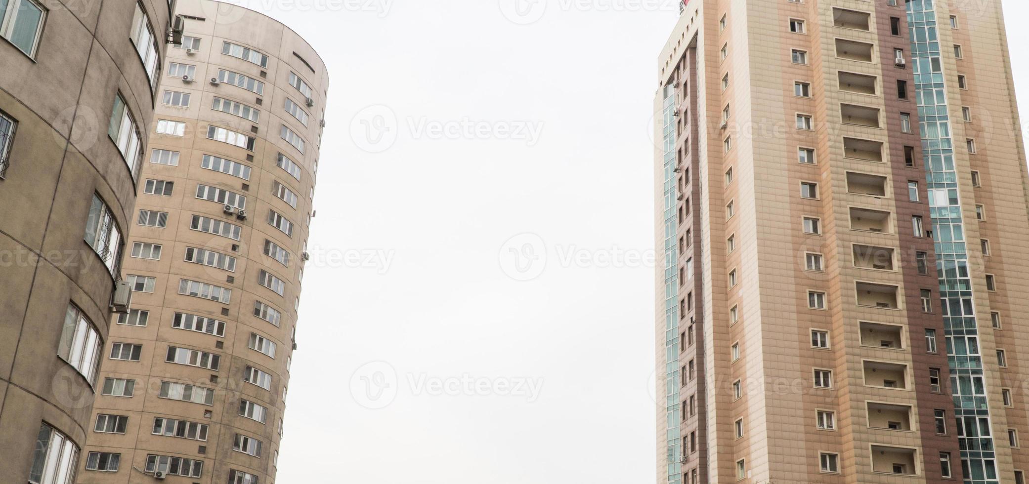 complesso residenziale a più piani contro il cielo. architettura urbana foto