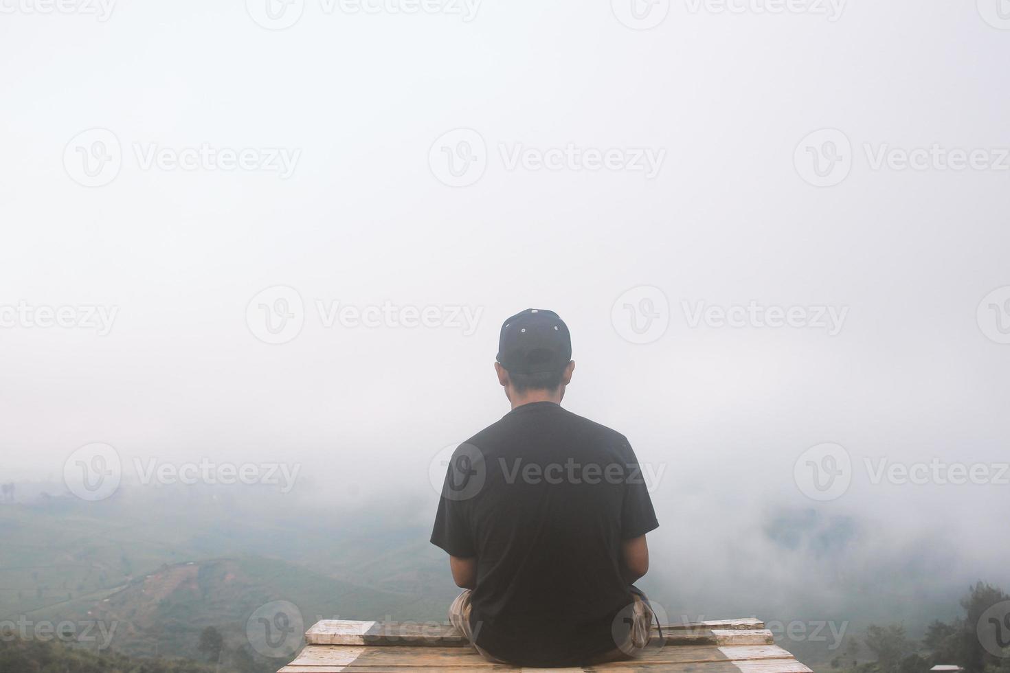 goditi la vista e la nebbia al mattino in cima alla collina foto