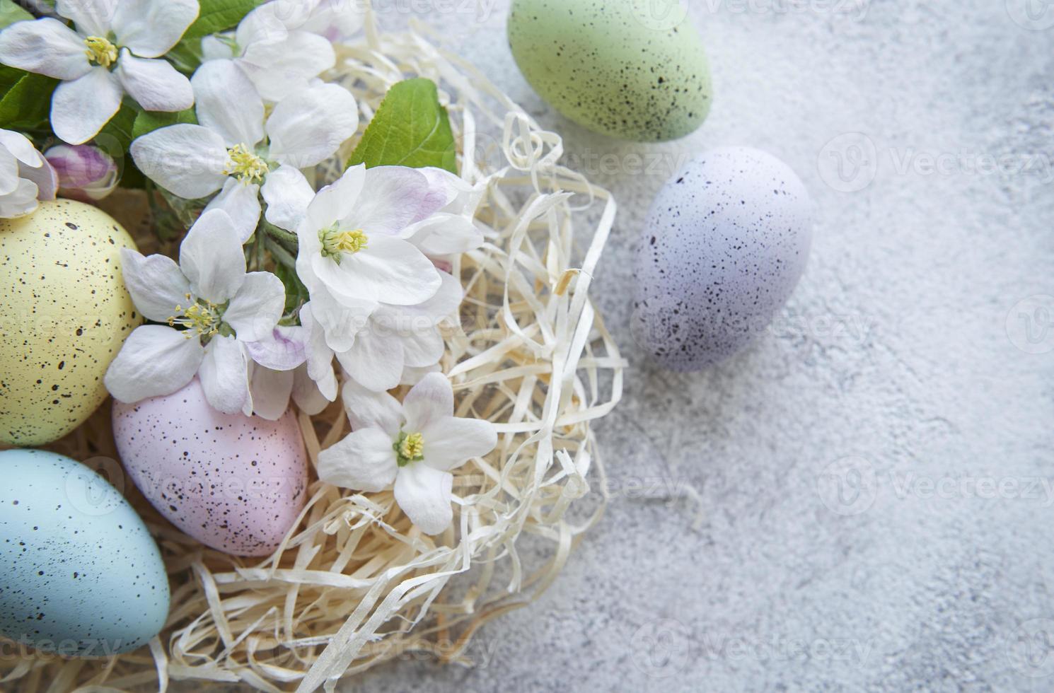 uova di Pasqua colorate su sfondo di cemento foto