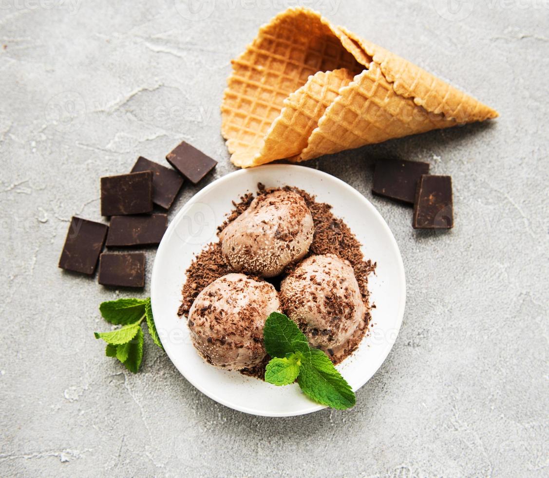 gelato al cioccolato su fondo di pietra foto