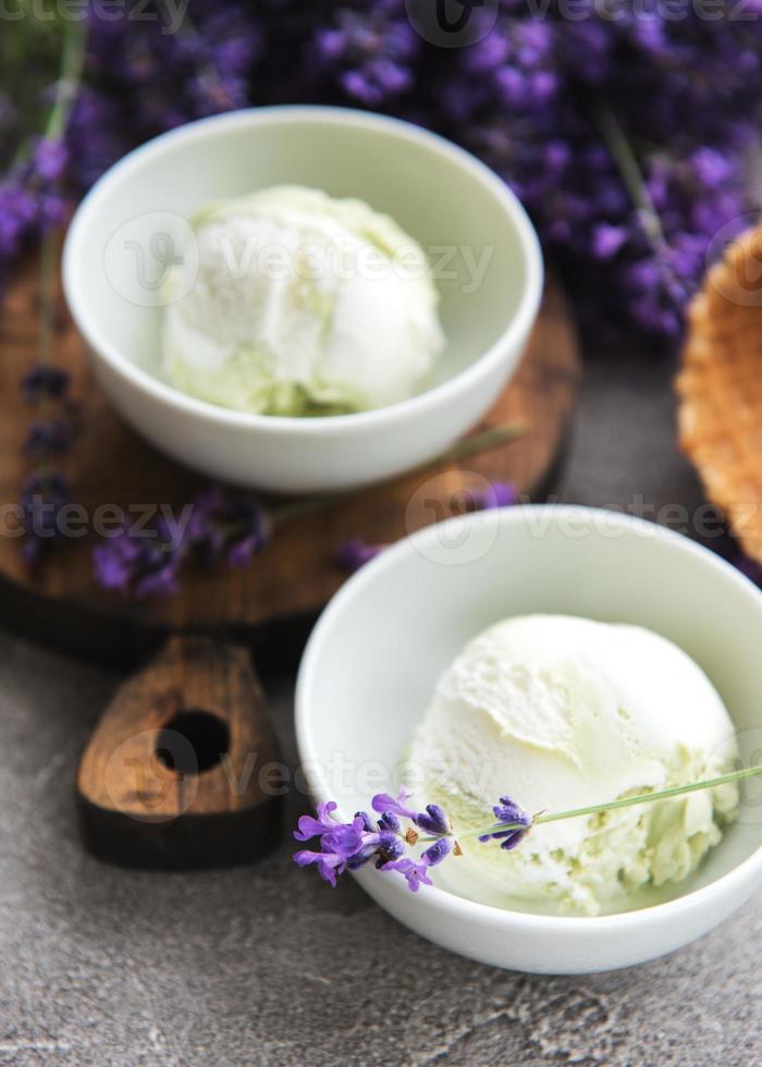 gelato e fiori di lavanda foto