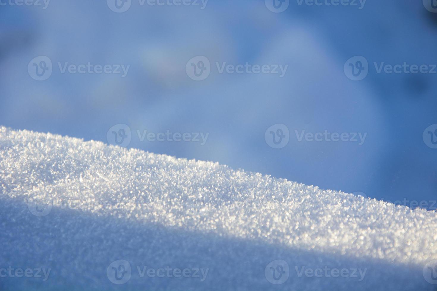 luce e ombra nella neve. consistenza nevosa in una giornata di sole. foto