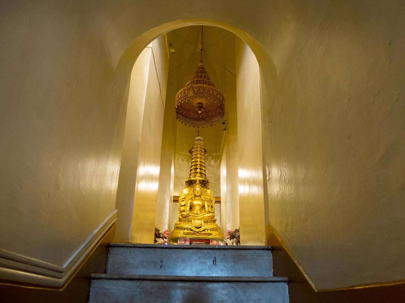 montagna dorata phu khao tong bangkok thailandia28 novembre 2018la costruzione è iniziata presso la piccola pagoda sulla collina durante il regno di re rama v. le reliquie sono state prese dallo sri lanka nella pagoda foto
