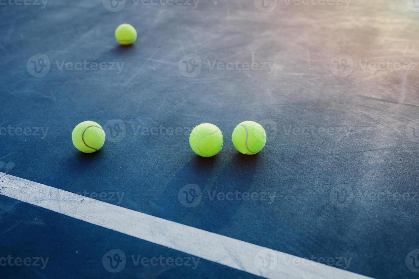 palline da tennis sul campo blu. foto