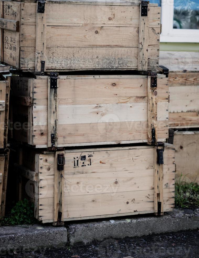 casse di legno in città foto