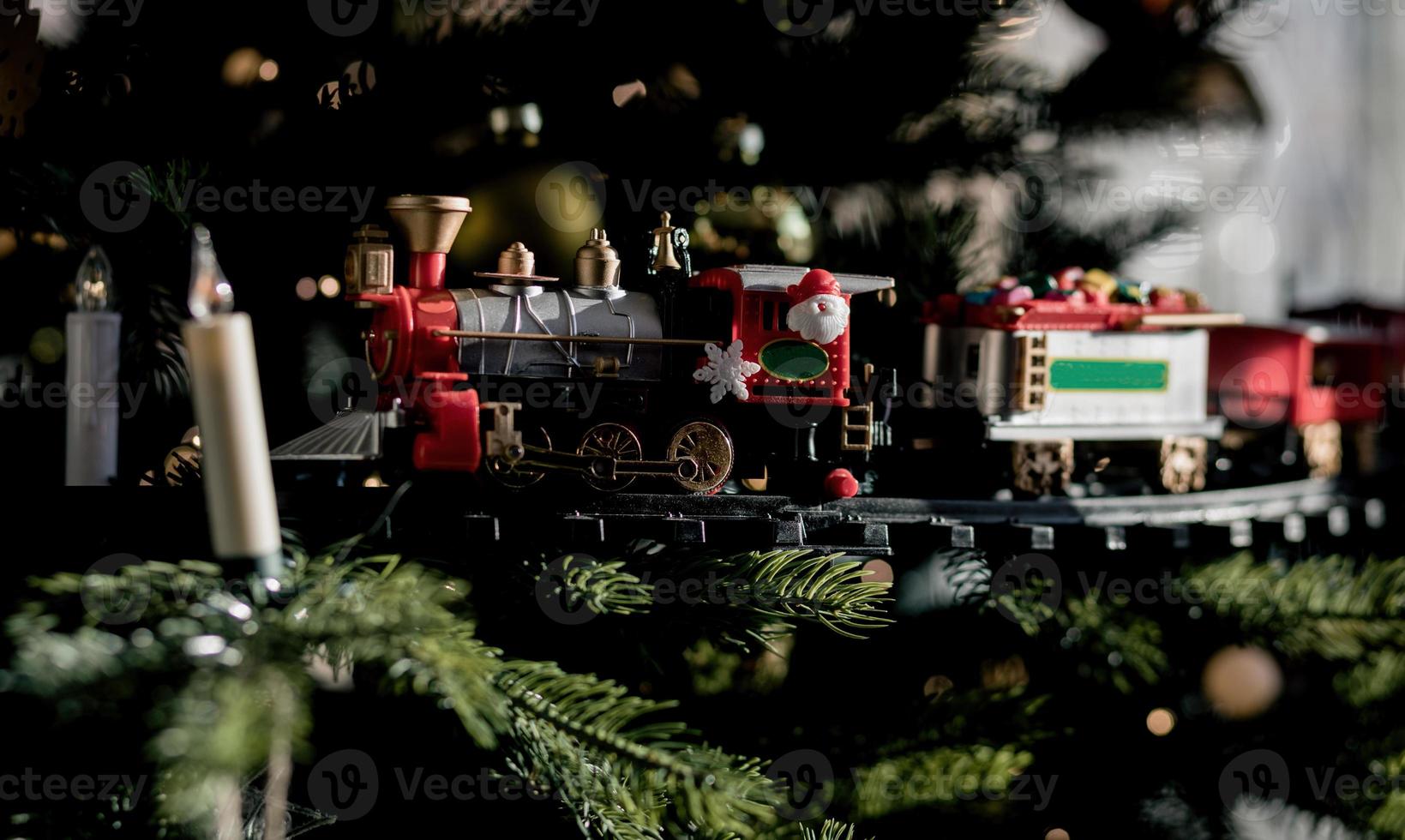 treno di natale con decorazioni foto