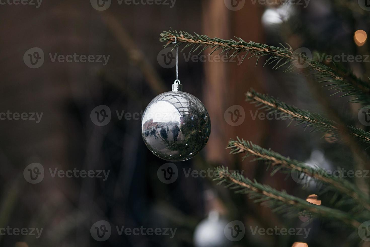 palla di natale appesa all'albero. foto