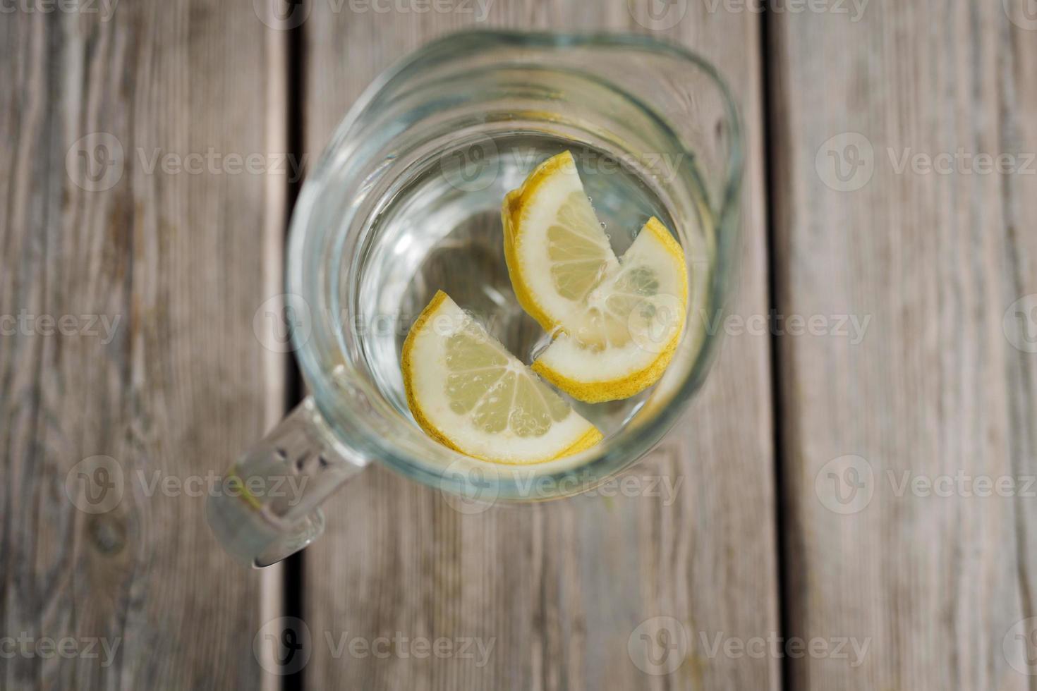 acqua di limone sul tavolo foto