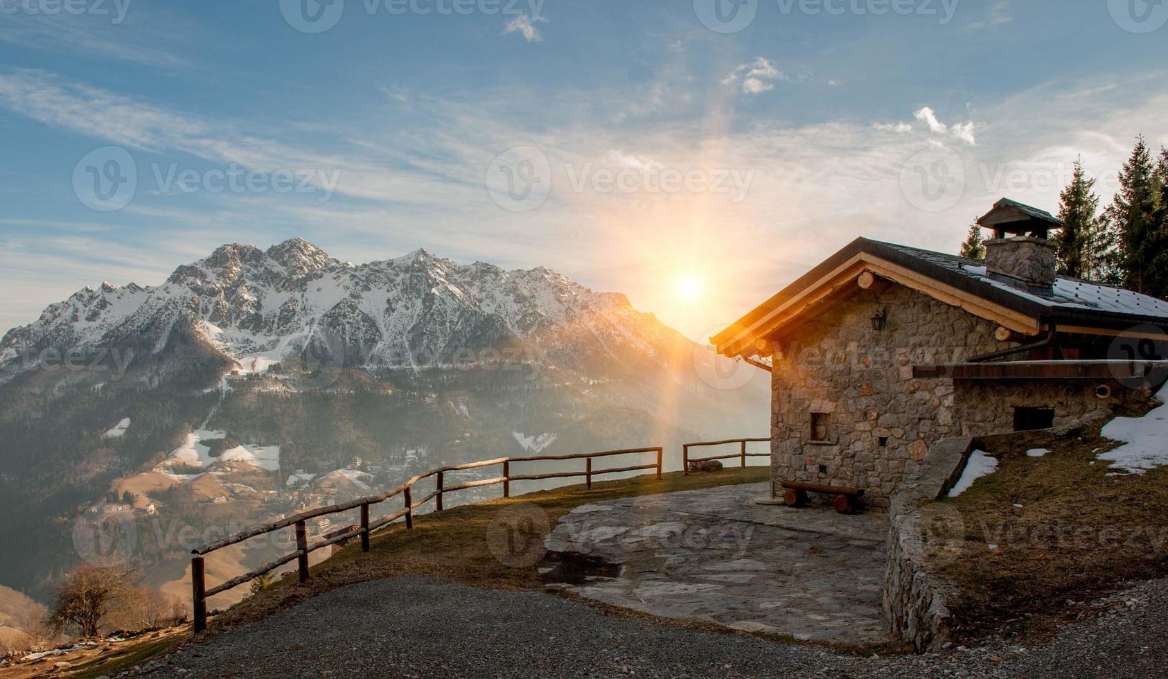 casolare al tramonto foto