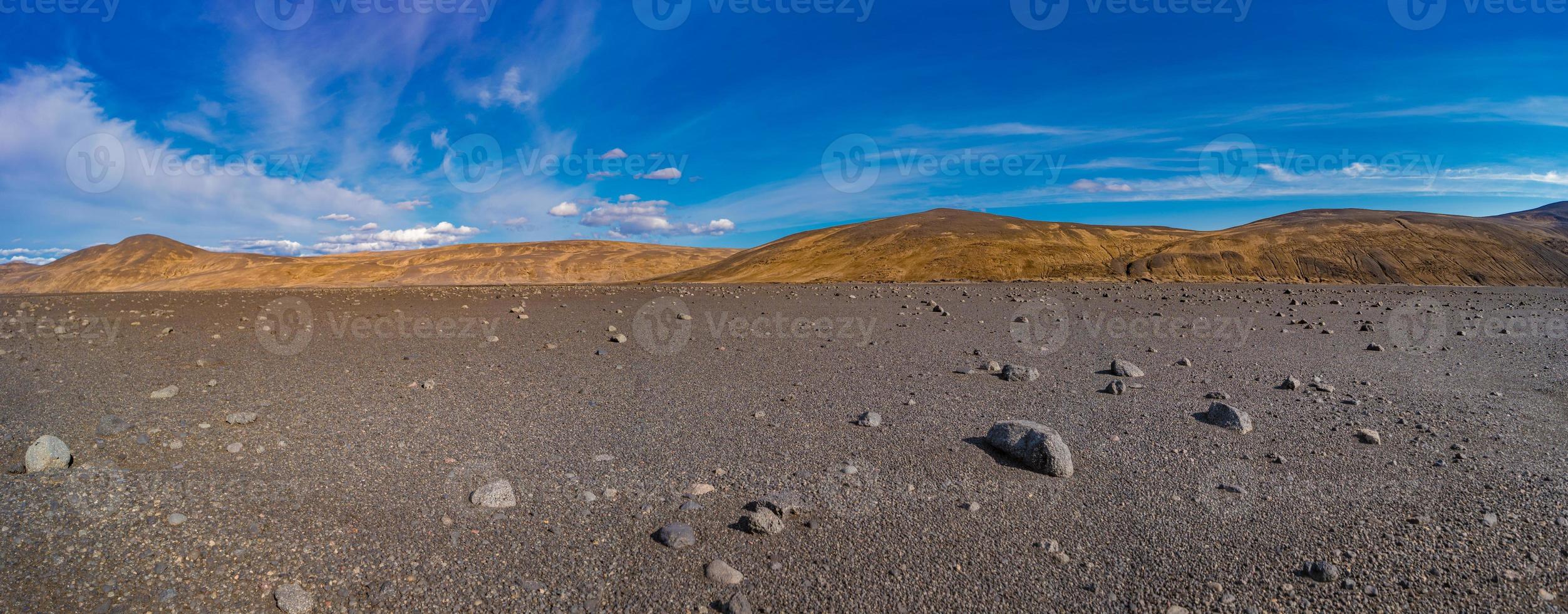 vista panoramica sul paesaggio islandese del deserto vulcanico più mortale degli altopiani, con pietre e rocce lanciate da eruzioni vulcaniche e trekking lungo la strada, Islanda, estate, cielo blu. foto