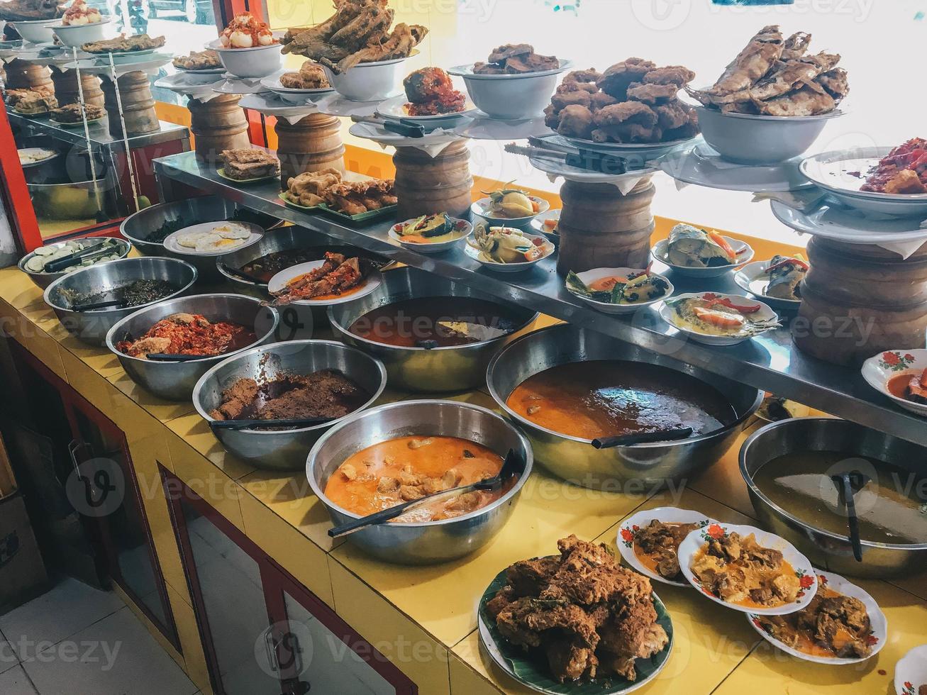 piatto di variazione di nasi padang o curry di riso padang uno dei pasti più famosi da associare all'Indonesia. foto