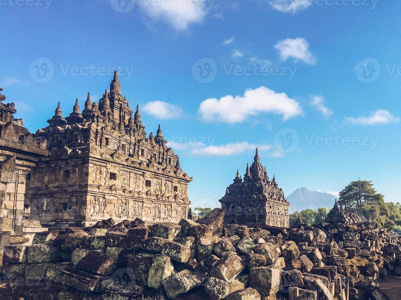 candi plaosan o tempio plaosan nel tempio complesso plaosan con sfondo di montagna merapi. uno dei templi buddisti giavanesi situato a, prambanan, klaten, java centrale, indonesia. foto