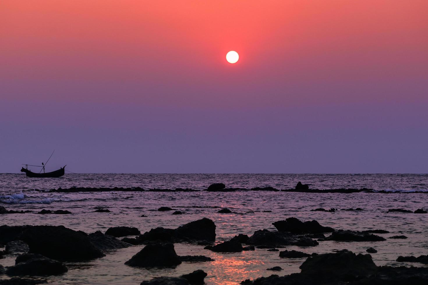 barca solitaria al tramonto foto