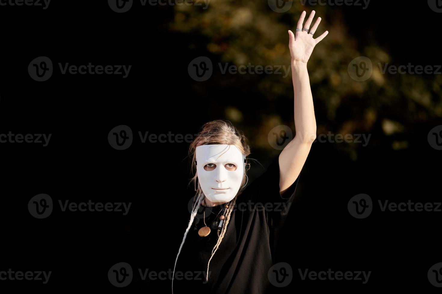 donna che recita in un ruolo teatrale in maschera teatrale facendo movimenti fluidi, ruolo scenico, spettacolo teatrale foto