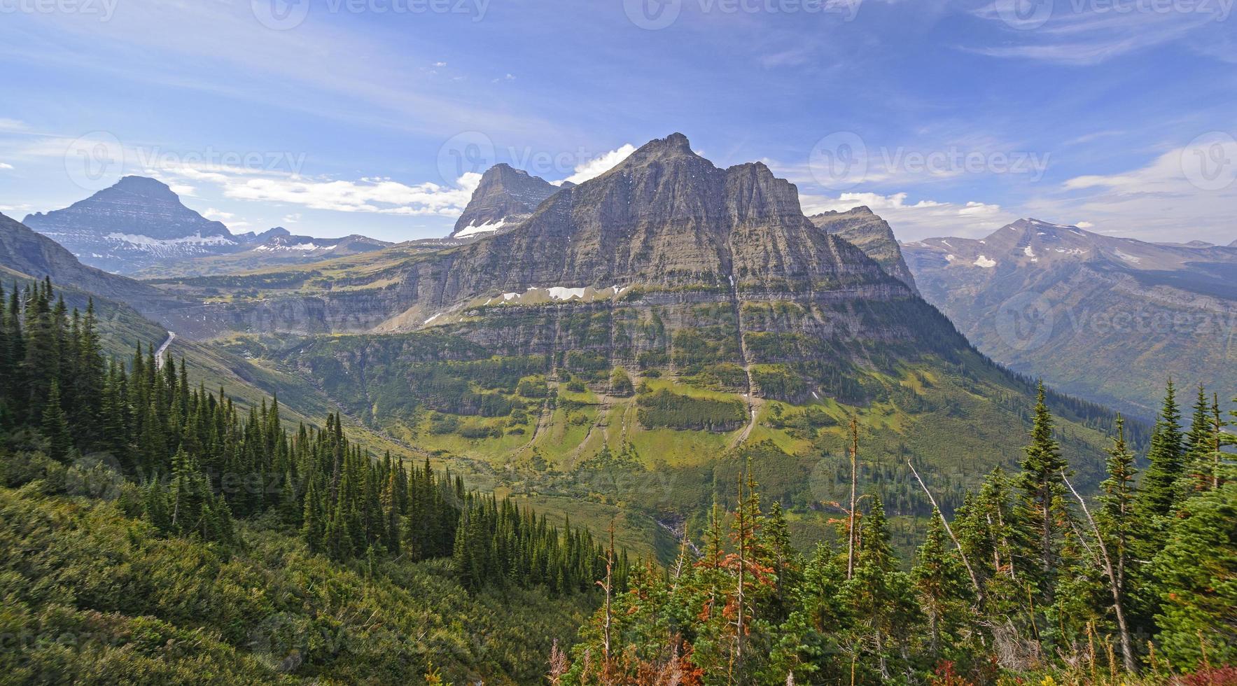 cime colorate da una vista alpina foto