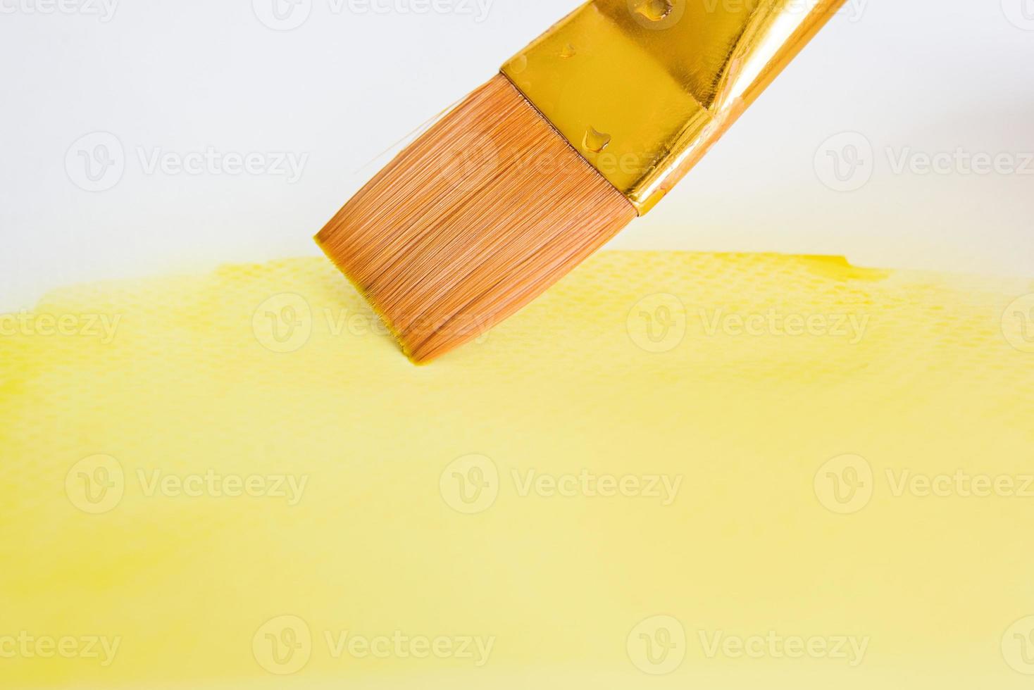 pennello con acquerello di vernice gialla foto