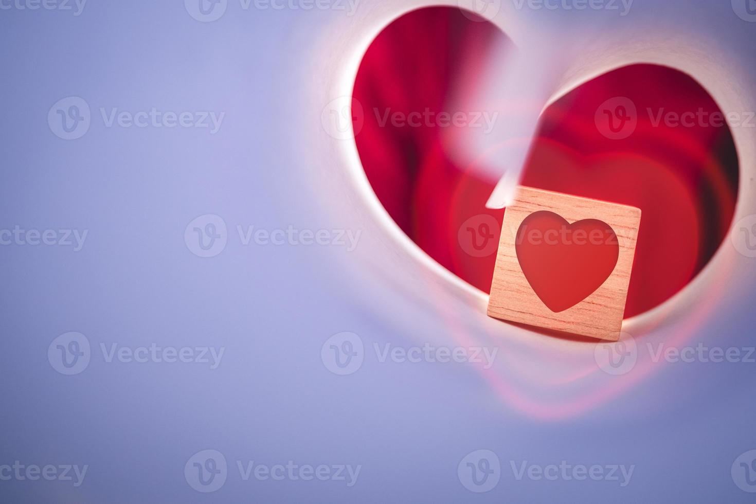 concetto di san valentino. blocco di legno con cuore in rotolo di carta bianca. darti un amore. foto