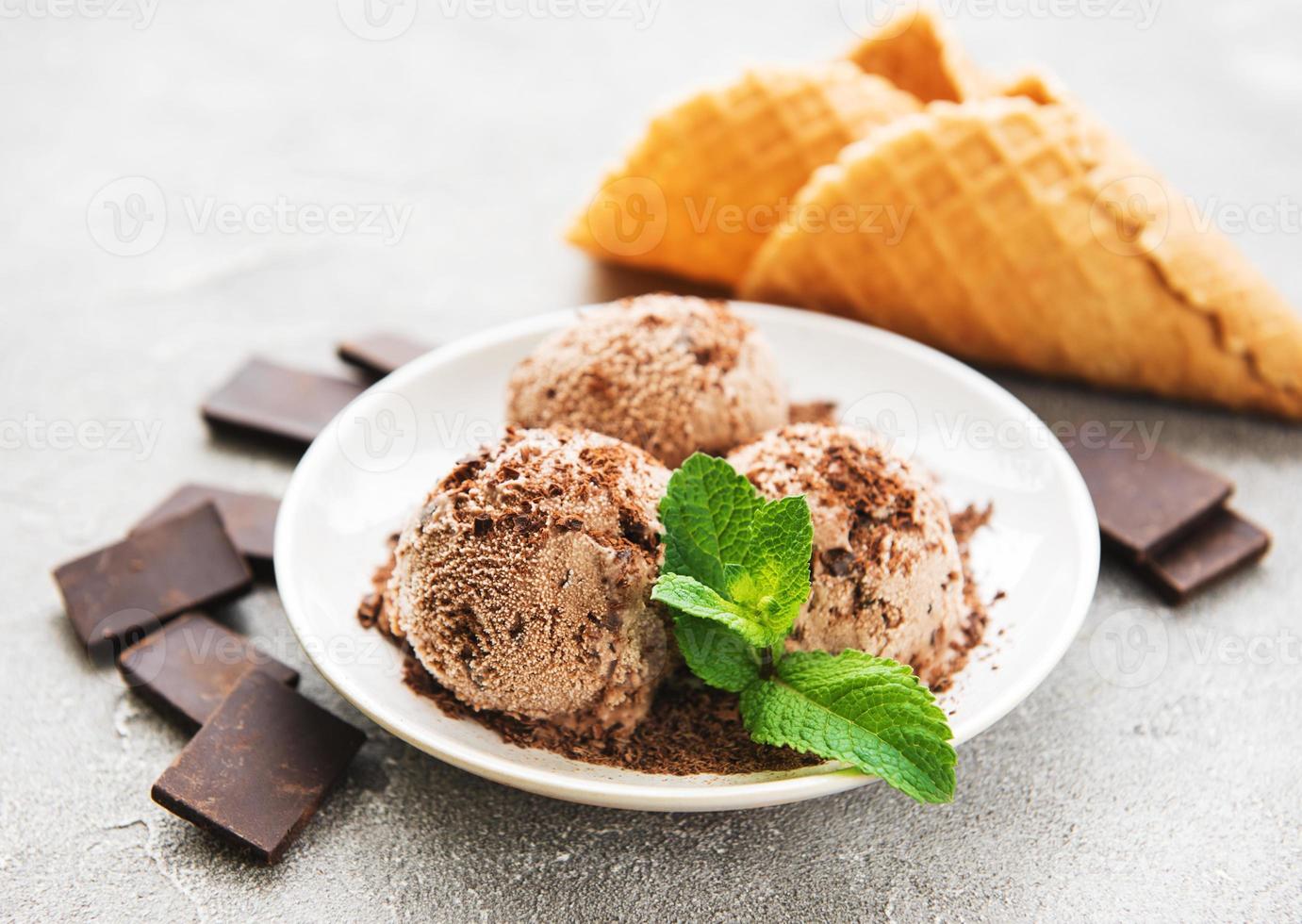 gelato al cioccolato su fondo di pietra foto