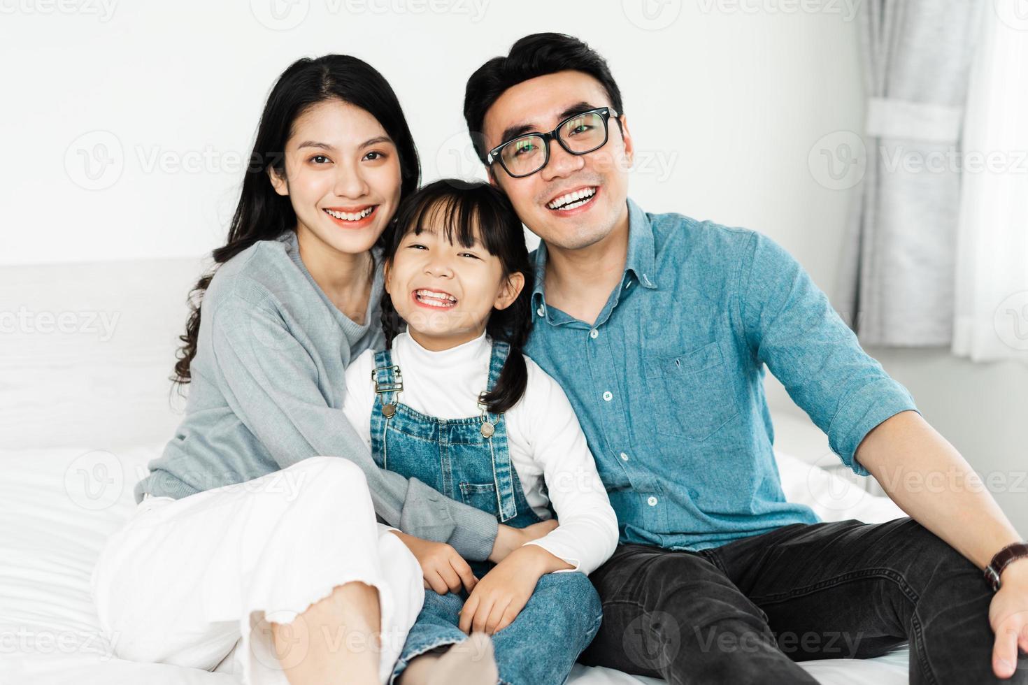 piccolo ritratto di famiglia asiatica a casa foto
