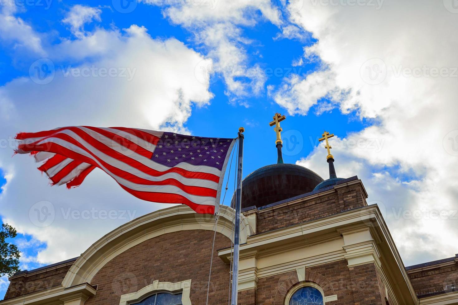 dio benedica l'america bandiera americana e campanile della chiesa foto