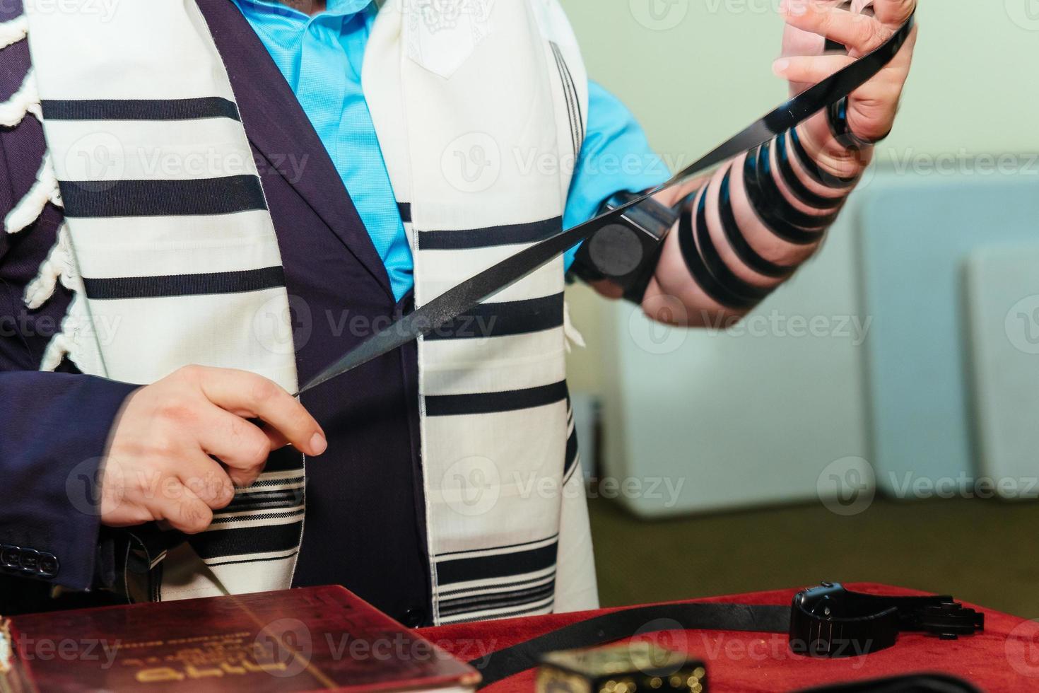 mano del ragazzo che legge la torah ebraica bar mitzvah foto