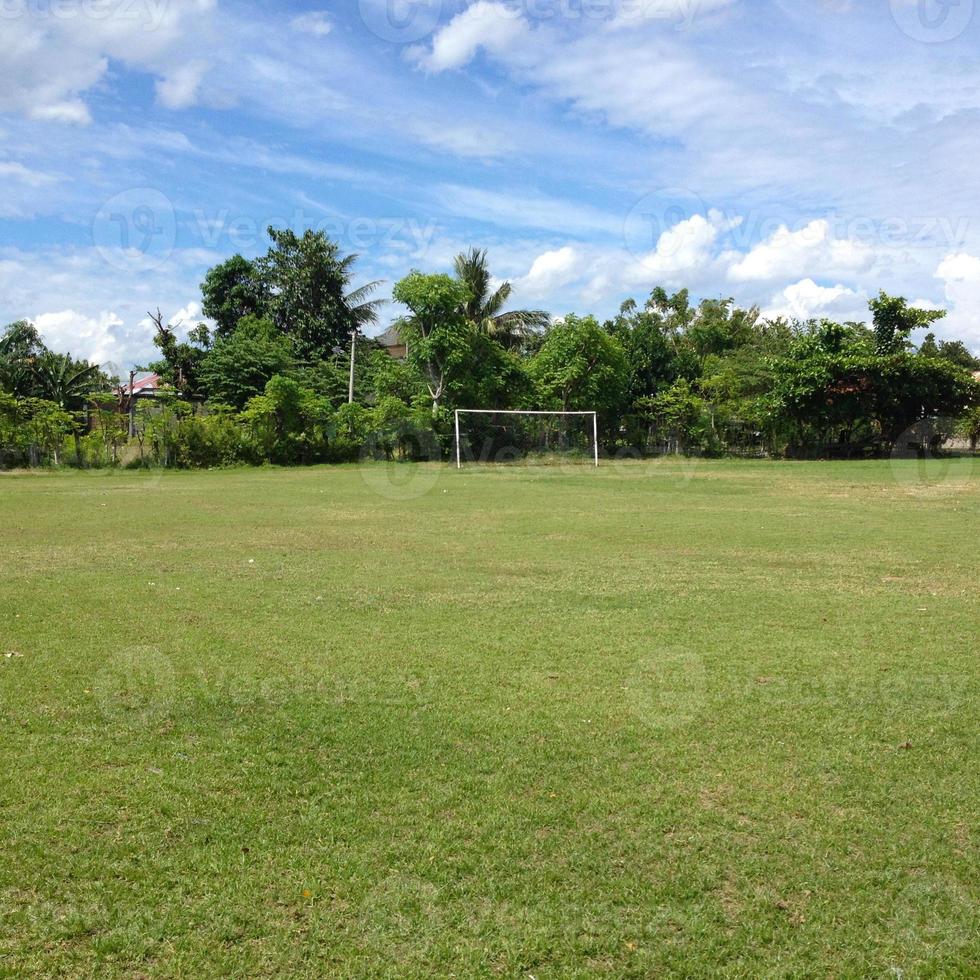 campo da calcio con nuvoloso in campagna. foto