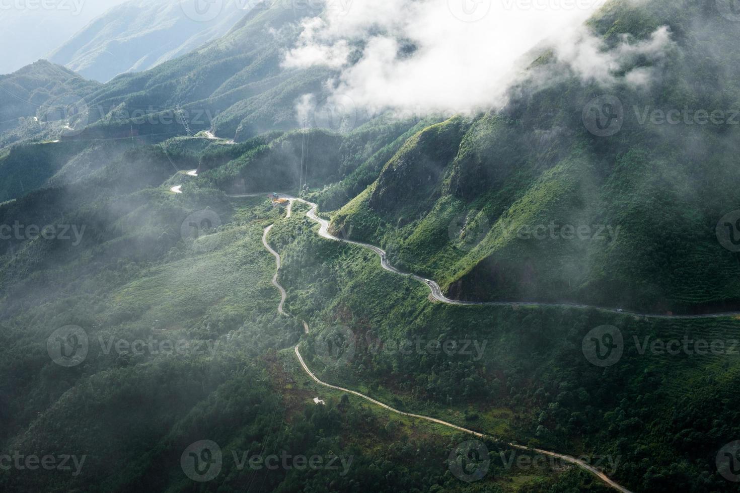 Lo scenario del tram ton pass o o quy ho pass è il passo di montagna che si snoda nella valle con nebbia a sapa, nel nord-ovest del vietnam foto