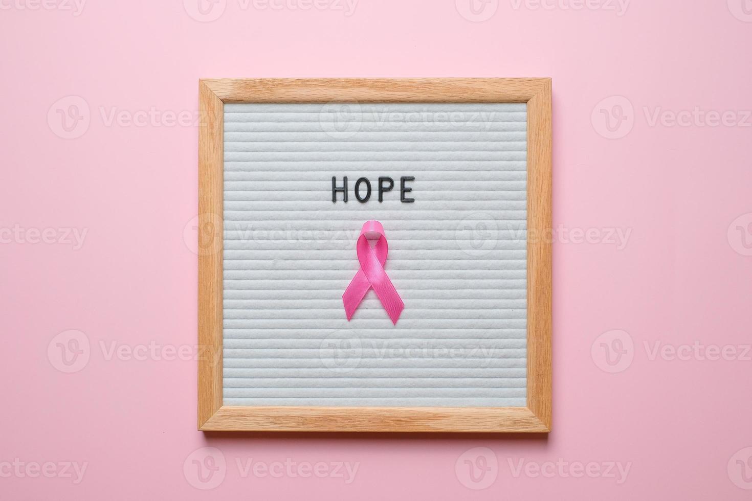 concetto flatlay di consapevolezza del cancro al seno foto