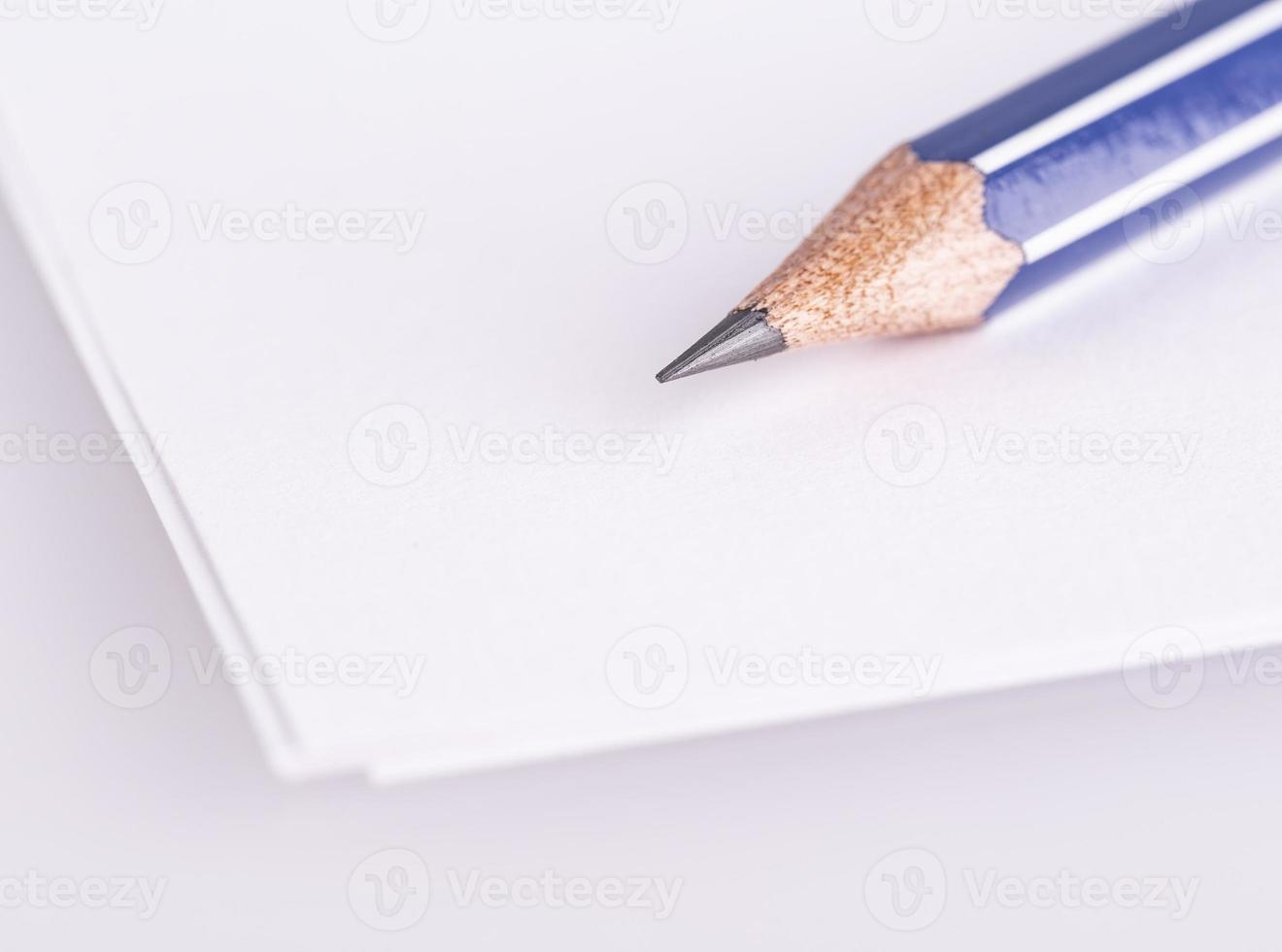 la singola matita su carta bianca foto