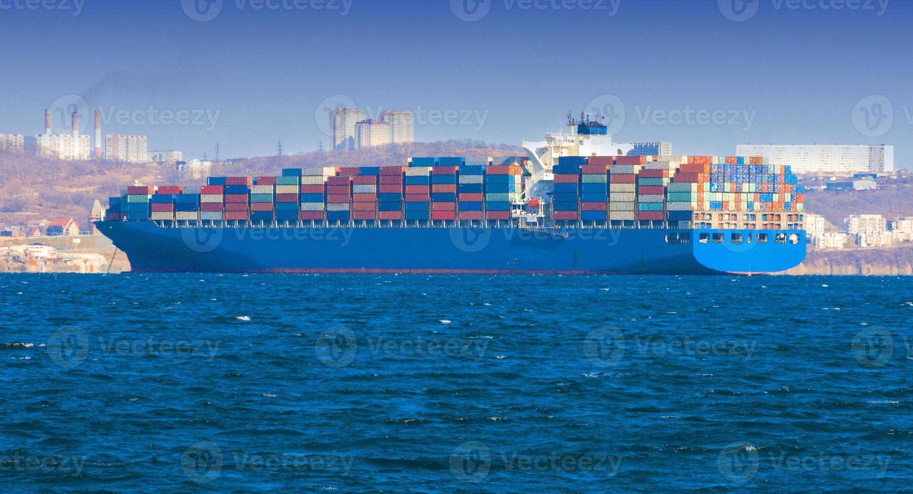 grande nave portacontainer nel porto foto