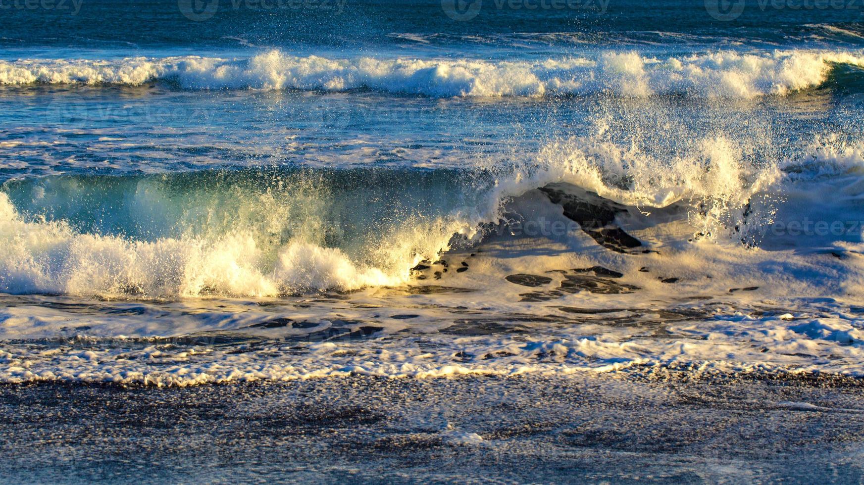 le onde dell'Oceano Pacifico sulla penisola della Kamchatka foto