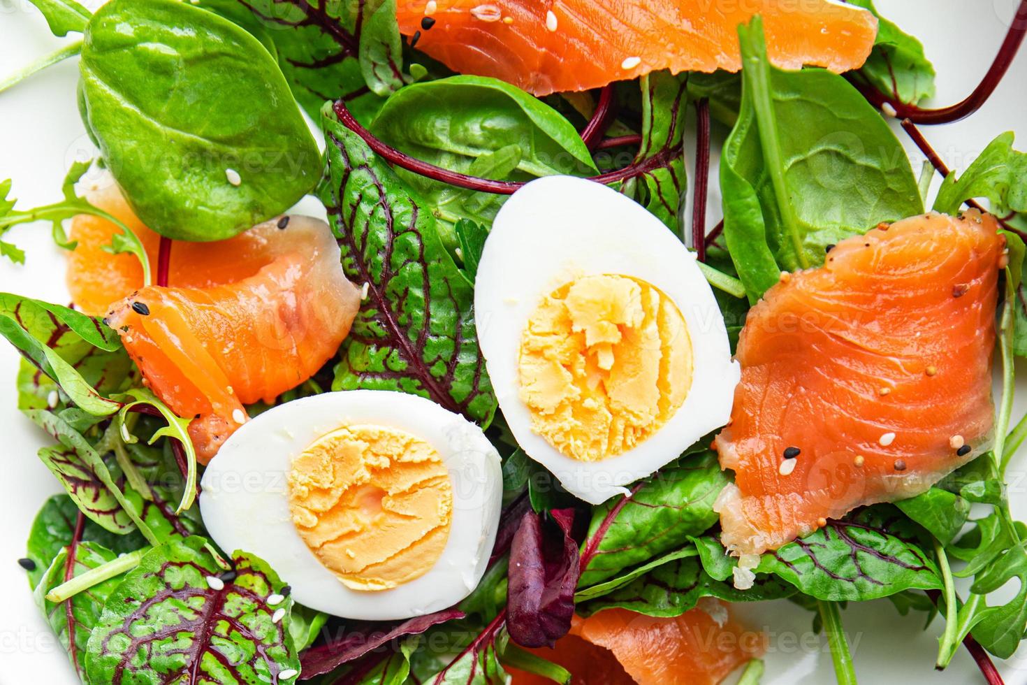 insalata salmone salato, uova, lattuga verde porzione fresca pasto sano dieta pescataria foto
