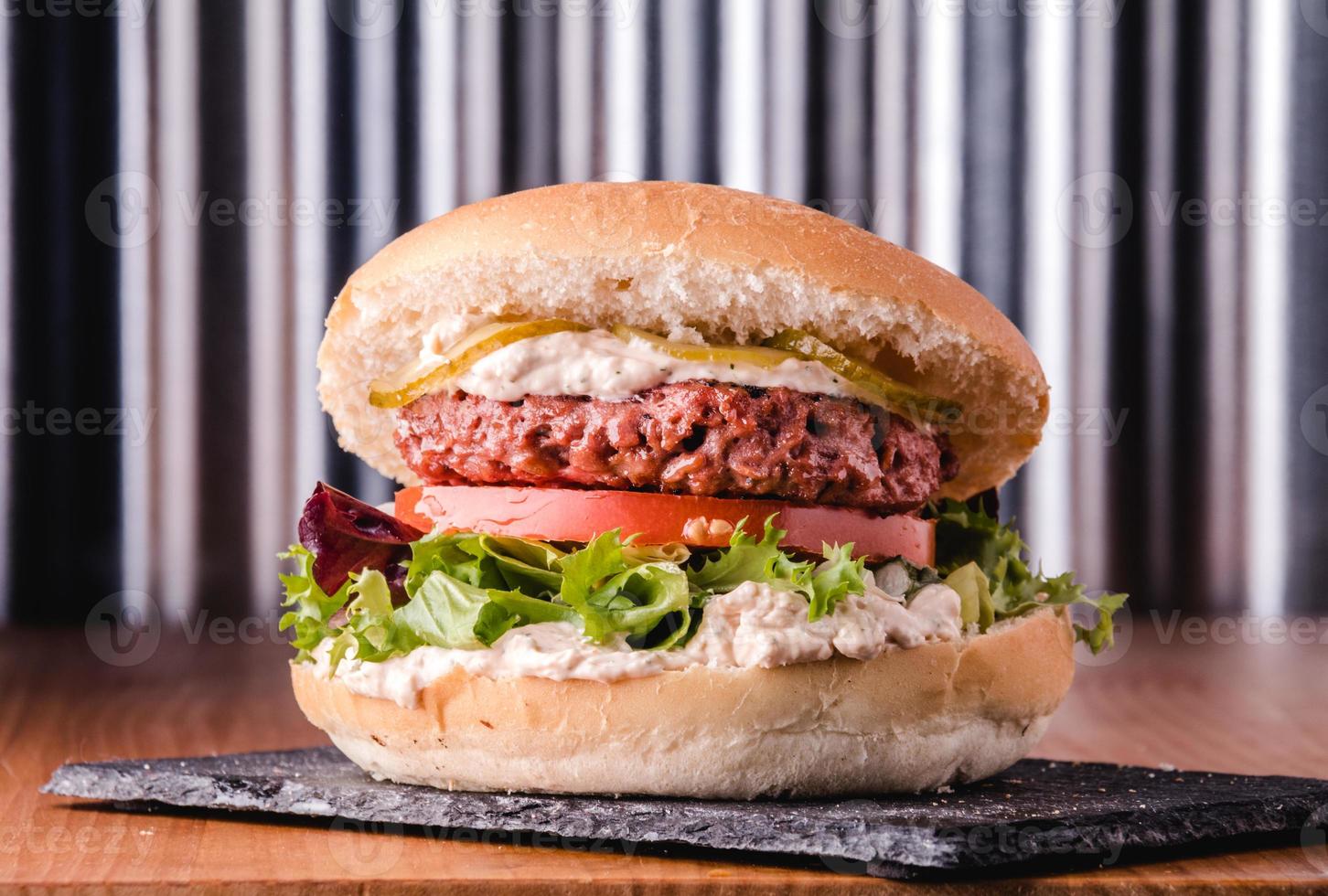 vista ravvicinata di un delizioso hamburger vegetariano servito e pronto da mangiare foto