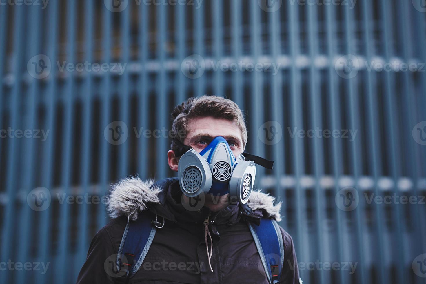 ritratto di un malato che indossa una maschera in città foto