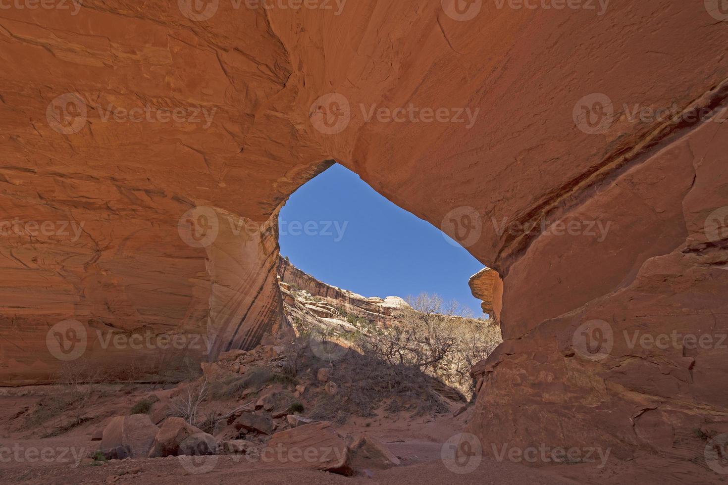 sbirciando da una finestra nel deserto foto