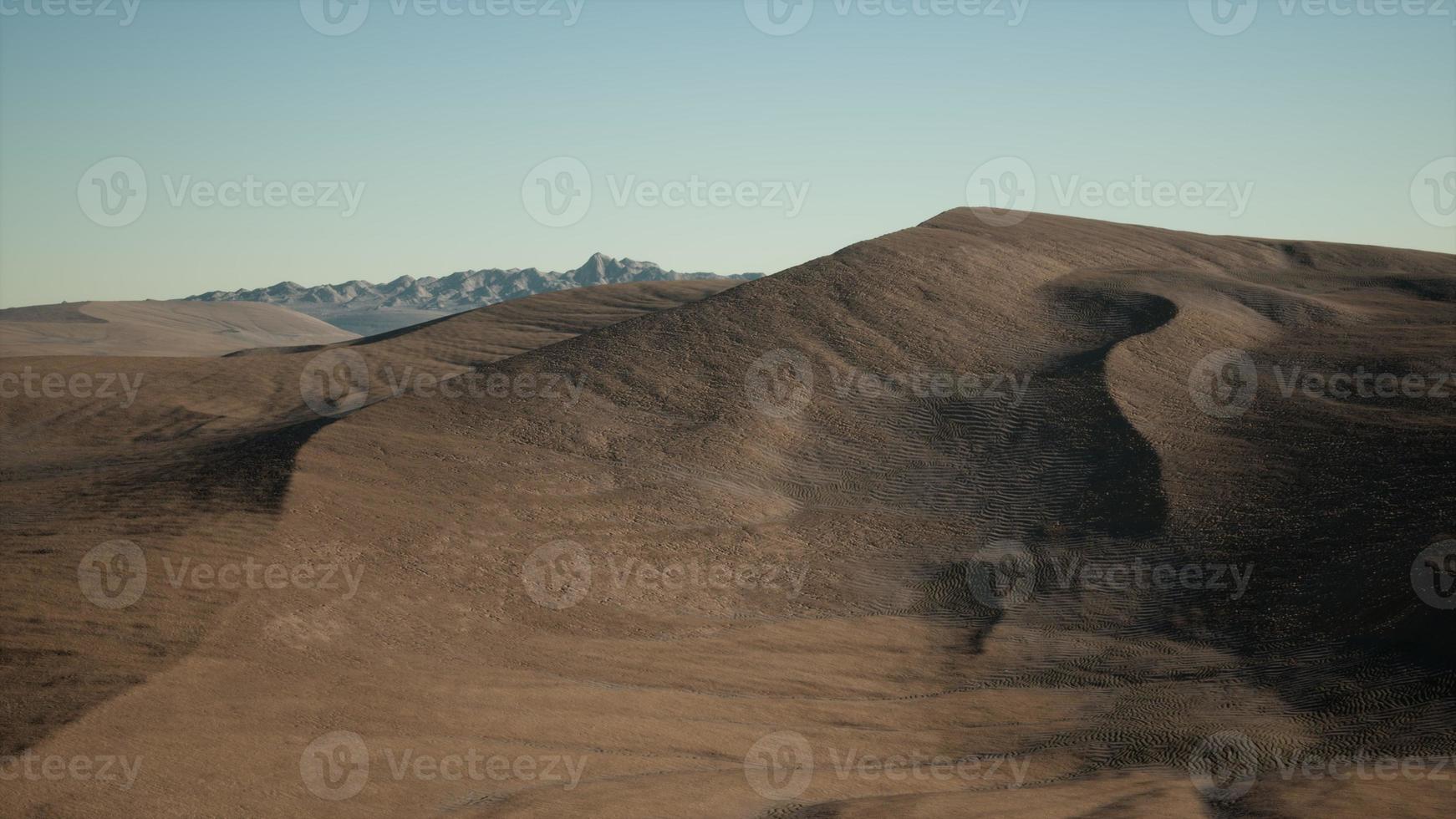 vista aerea sulle grandi dune di sabbia nel deserto del Sahara all'alba foto